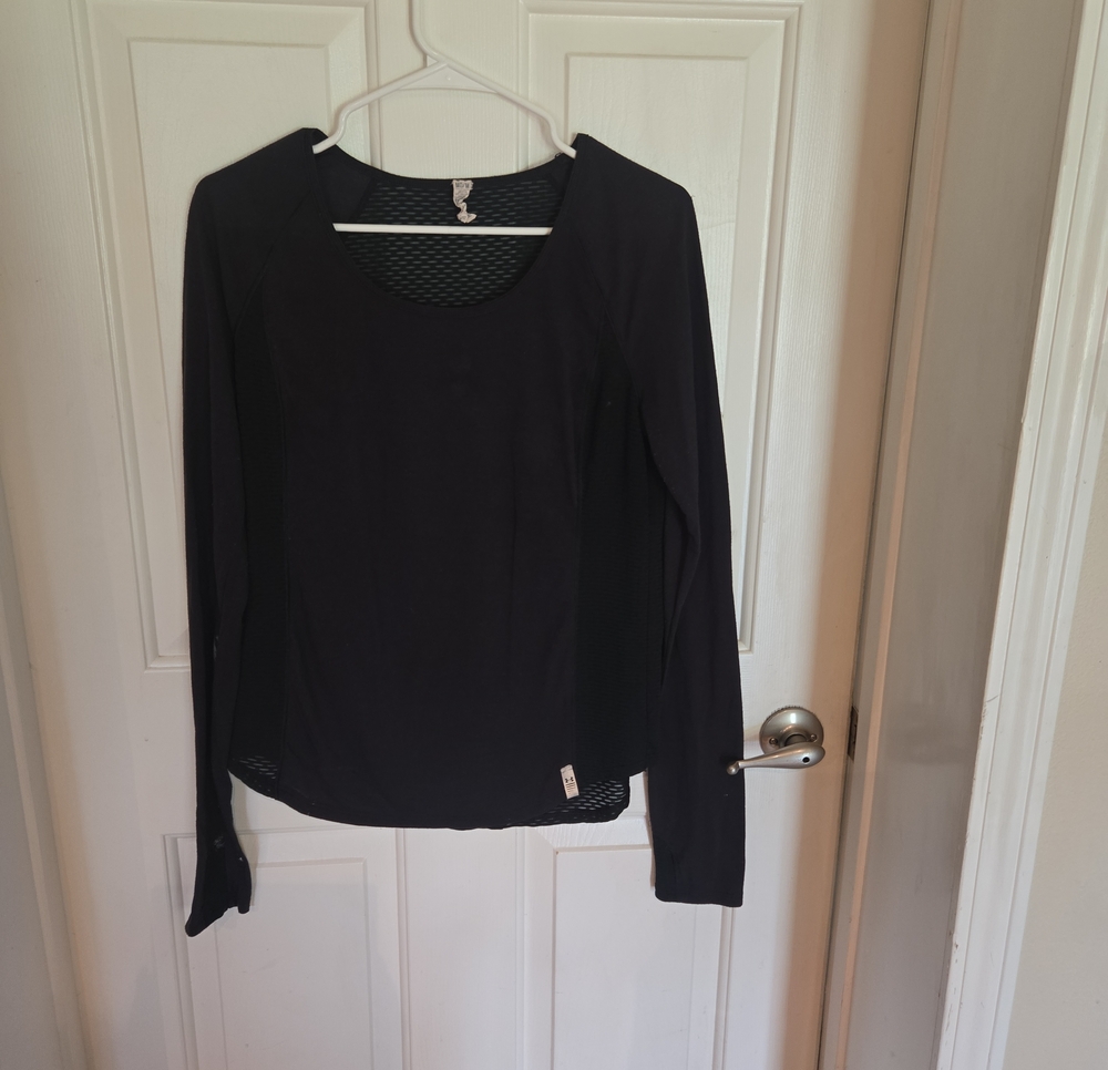 Under Armour Women’s Black Long Sleeve Scoop Neck Top